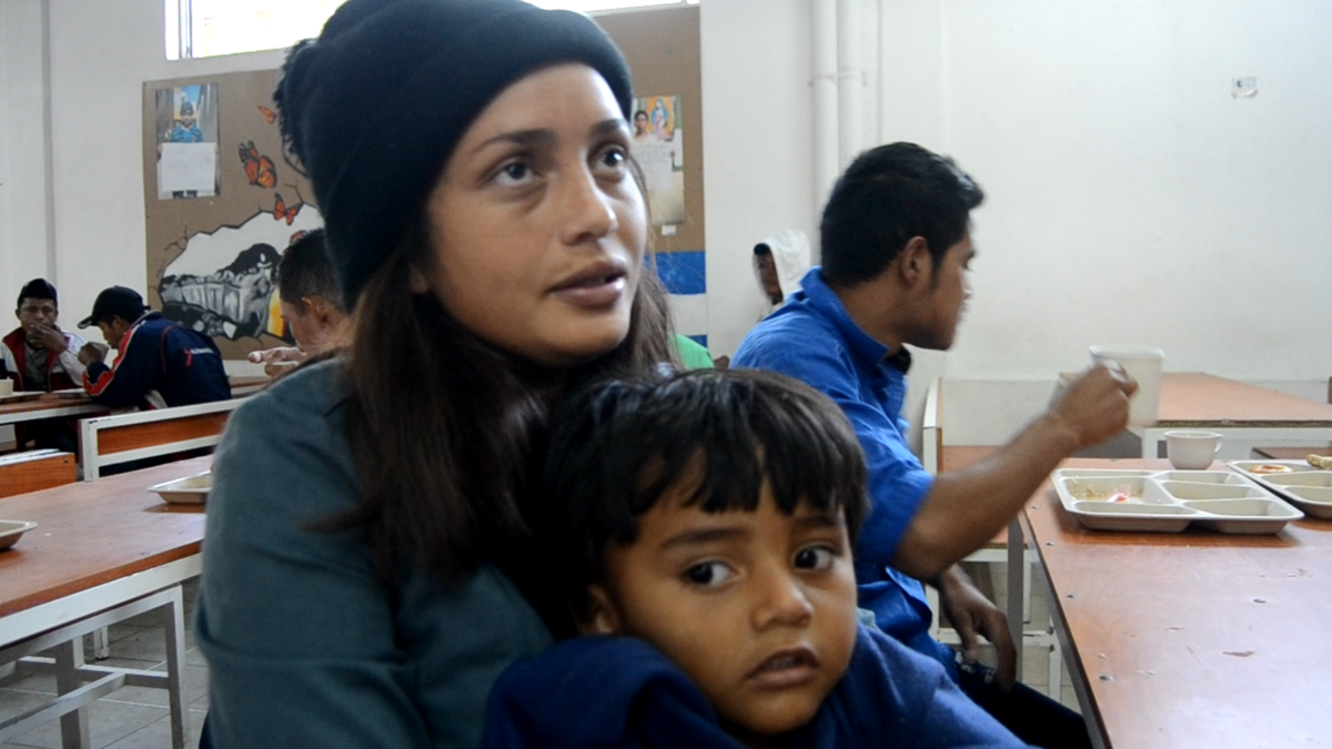 Blanca Rosa Ulloa, con su hijo Jonathan, dijo que busca en la migración una salida a la pobreza y violencia que se vive en su natal Honduras.