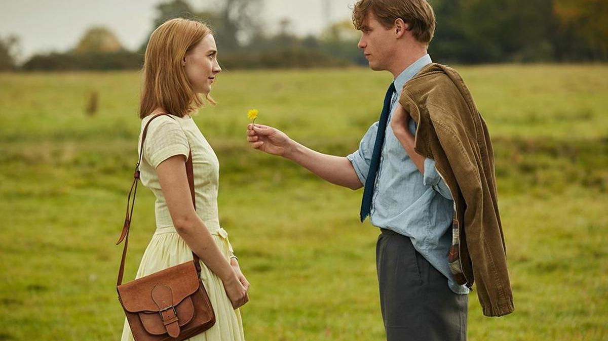 Saoirse Ronan y Billy Howle en una escena de la película "On Chesil Beach."