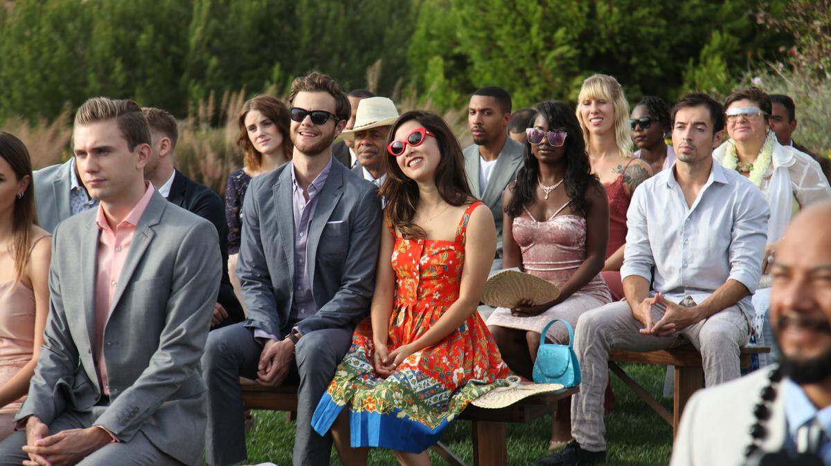 Los actores Maya Erskine como Alice y Jack Quaid comoBen en la comedia romántica "Plus One".