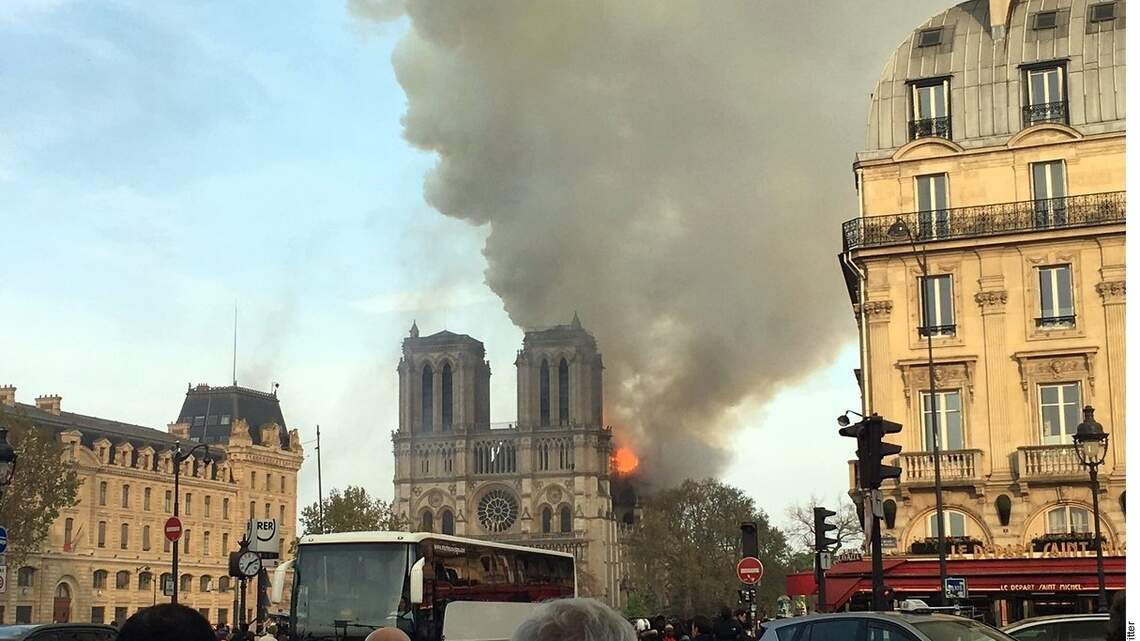 Arde cúpula de Notre Dame