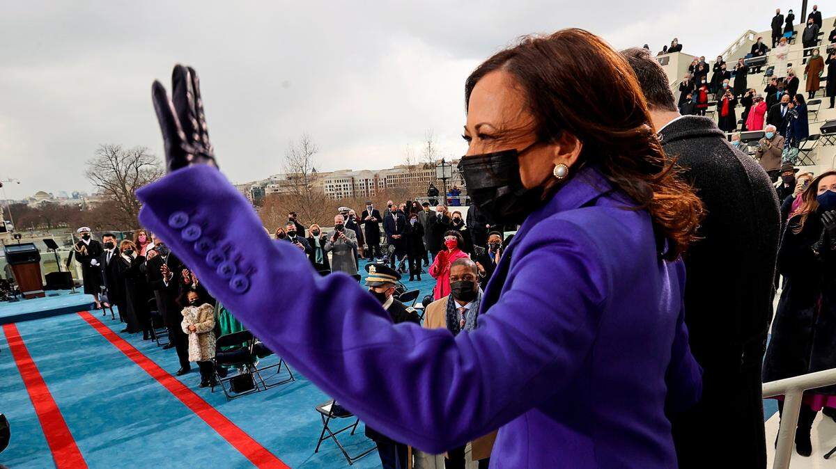 La nueva vicepresidenta de EE.UU., Kamala Harris, saluda antes de jurar a su cargo, durante la ceremonia de investidura de Joe Biden como presidente de Estados Unidos.