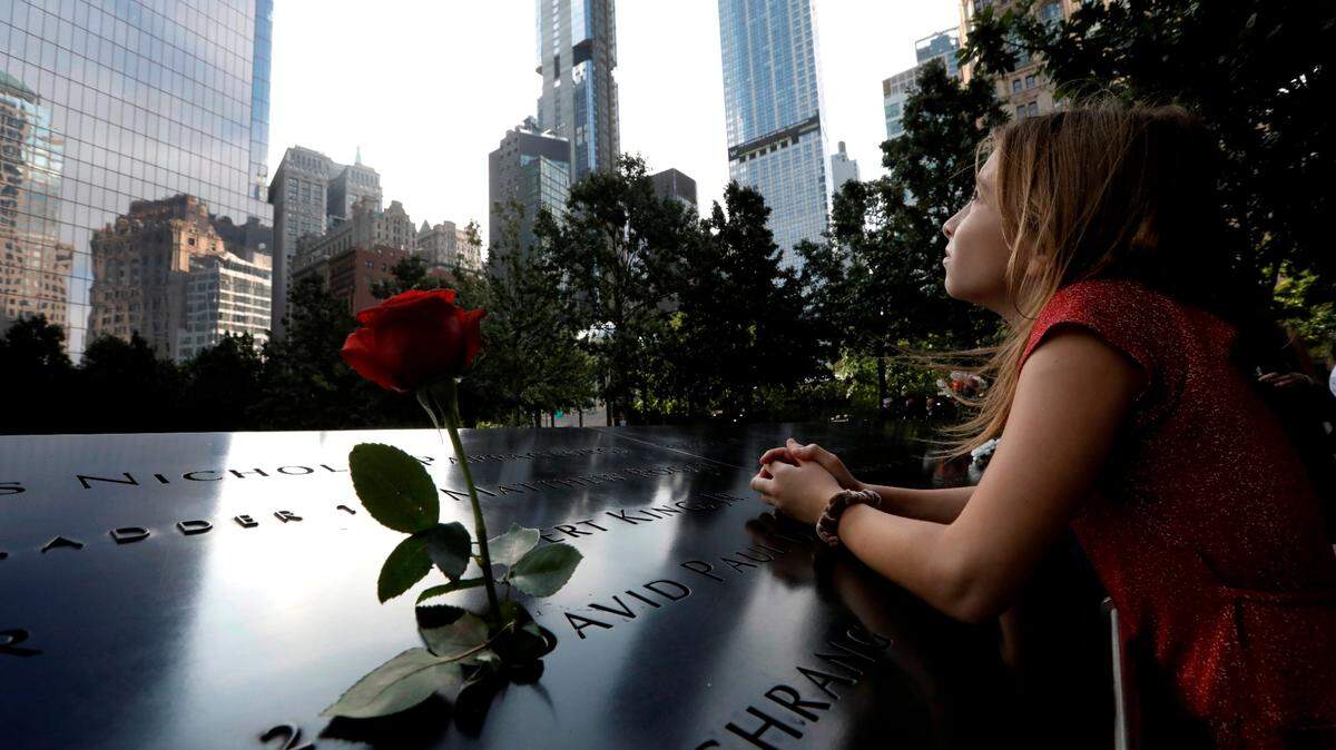 Emily Sheil, hija del bombero de la ciudad de Nueva York Collins Sheil, se encuentra en el monumento conmemorativo a las víctimas de los ataques terroristas del 11 de septiembre de 2001 durante una ceremonia para observar el 19no. aniversario de los atentados.