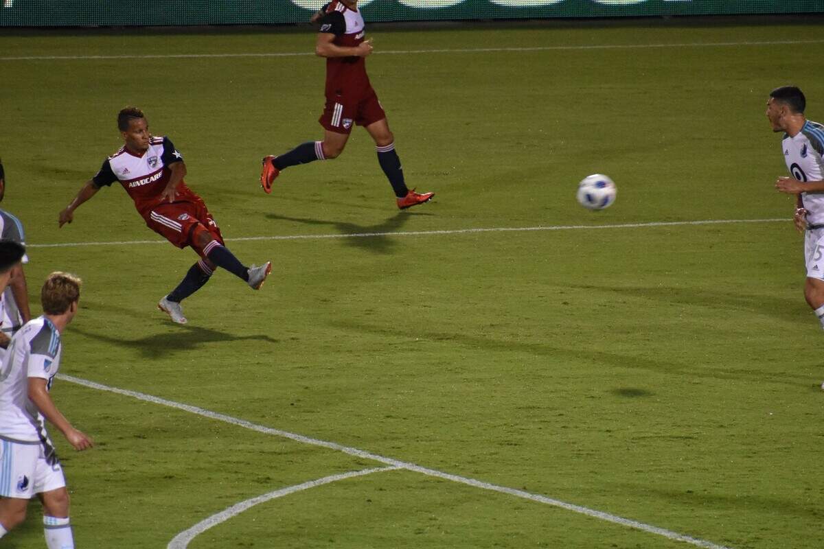 En su cuarta temporada con el FC Dallas , Michael Barrios terminó este año con seis goles y seis asistencias.