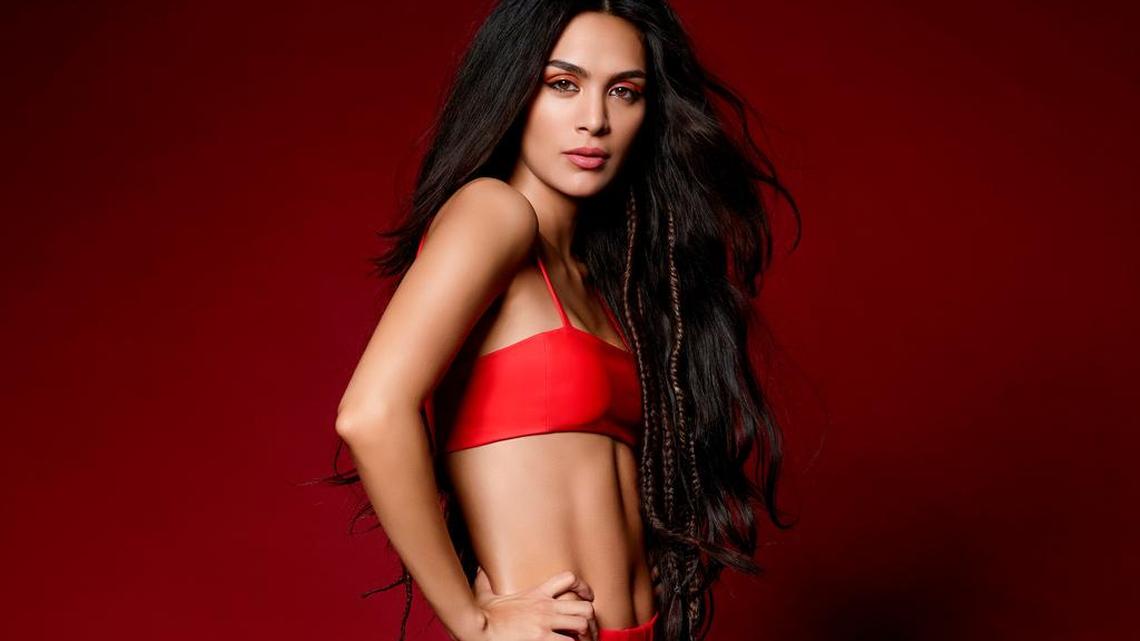 Alaya dice que “yo escribo de todo, y lo que más me gusta es que yo actúo diferentes personajes cuando escribo canciones”.