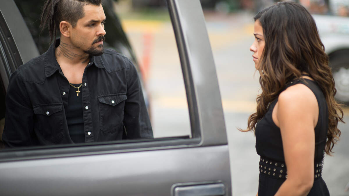 Ricardo Abarca como “El Pollo” y Gina Rodríguez como Gloria en una escena de Miss Bala.