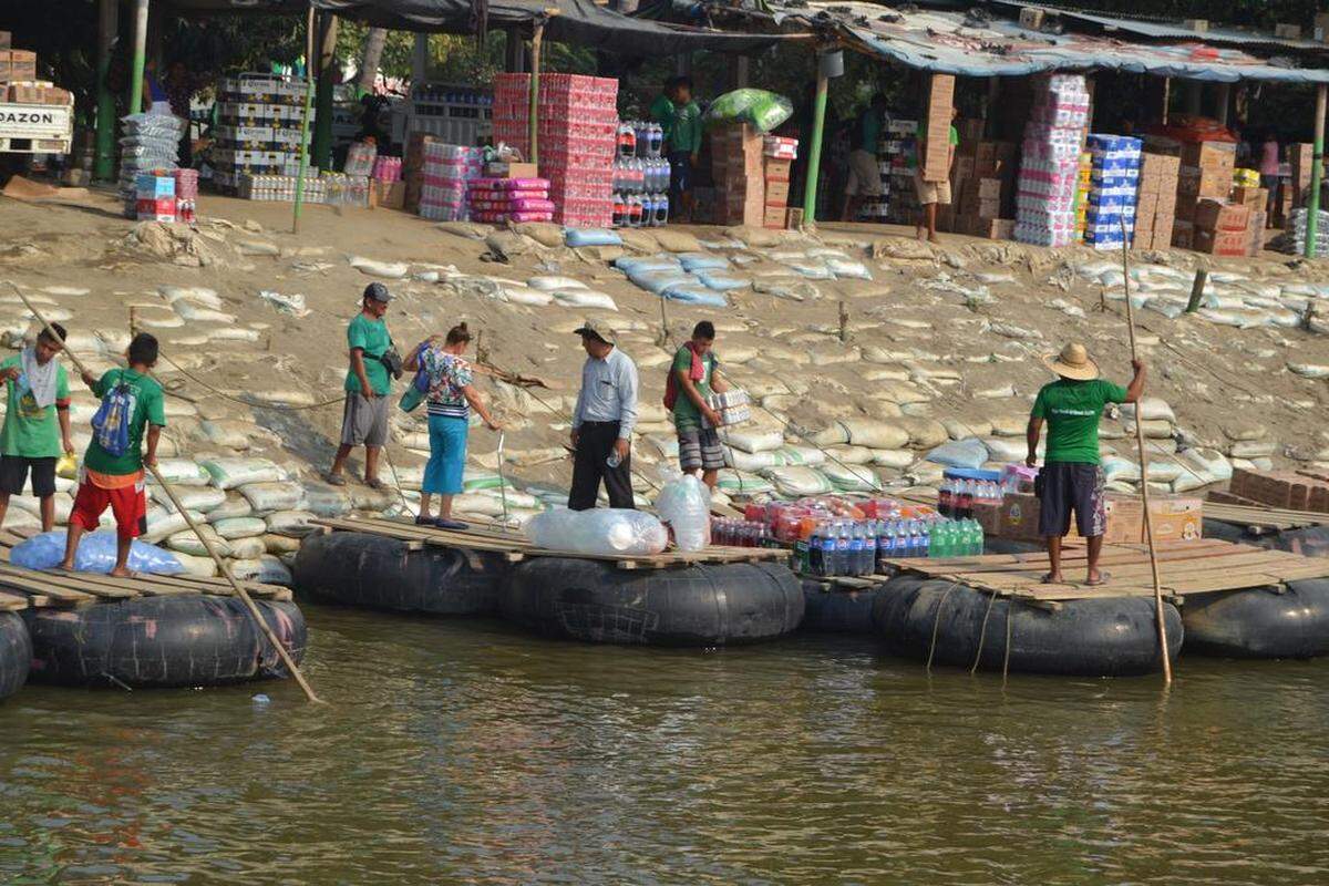 Balseros de ambos lados de la frontera se dan a la tarea de trasladar a personas y mercancías. Alrededor de 40 mexicanos y guatemaltecos se dedican a este oficio.