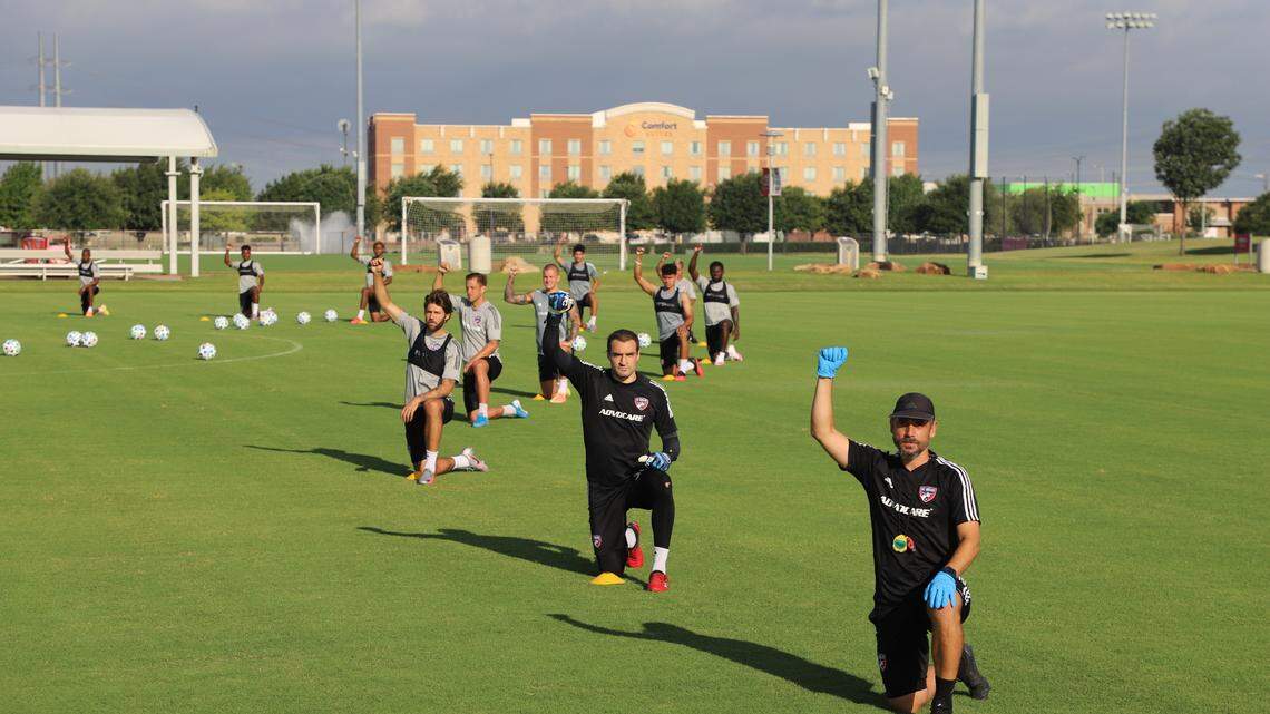 El entrenador del FC Dallas, Luchi González (al frente, derecha), junto a los jugadores del equipo expresan su apoyo a las protestas que se han realizado en el país.