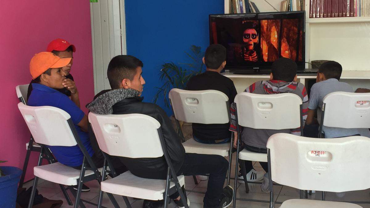 Migrantes centroamericanos y menores se hospedan de manera provisional en el Albergue del DIF municipal de Durango donde reciben alimentos, abrigo y descanso.