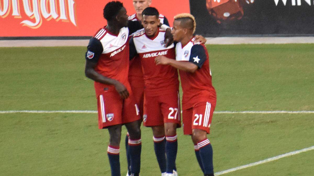 De Izq. a Der., Dominique Badji (de 26 años de edad), Jesús Ferreira (18), Michael Barrios (28) y atrás, Zedenek Ondrasek (30) cumplen con la meta del FC Dallas de mezclar experiencia y juventud en la escuadra.