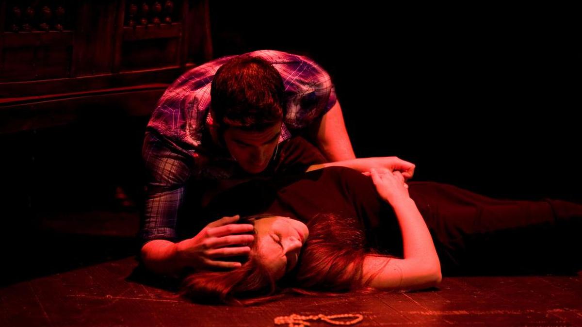 Solange Merdinian y Luis Alejandro Orozco en una escena de la ópera “María de Buenos Aires”.