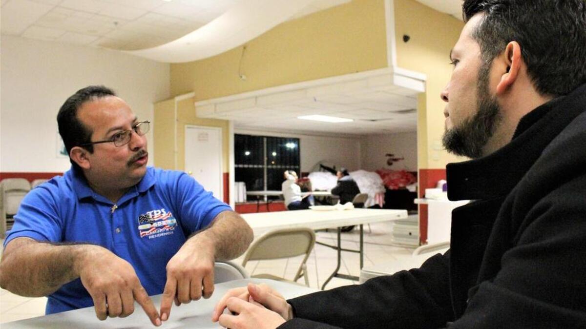 Joaquín Godinez (Izq.), presidente del Comité TPS Dallas, conversa con Douglas Interiano, director de Proyecto Inmigrante.