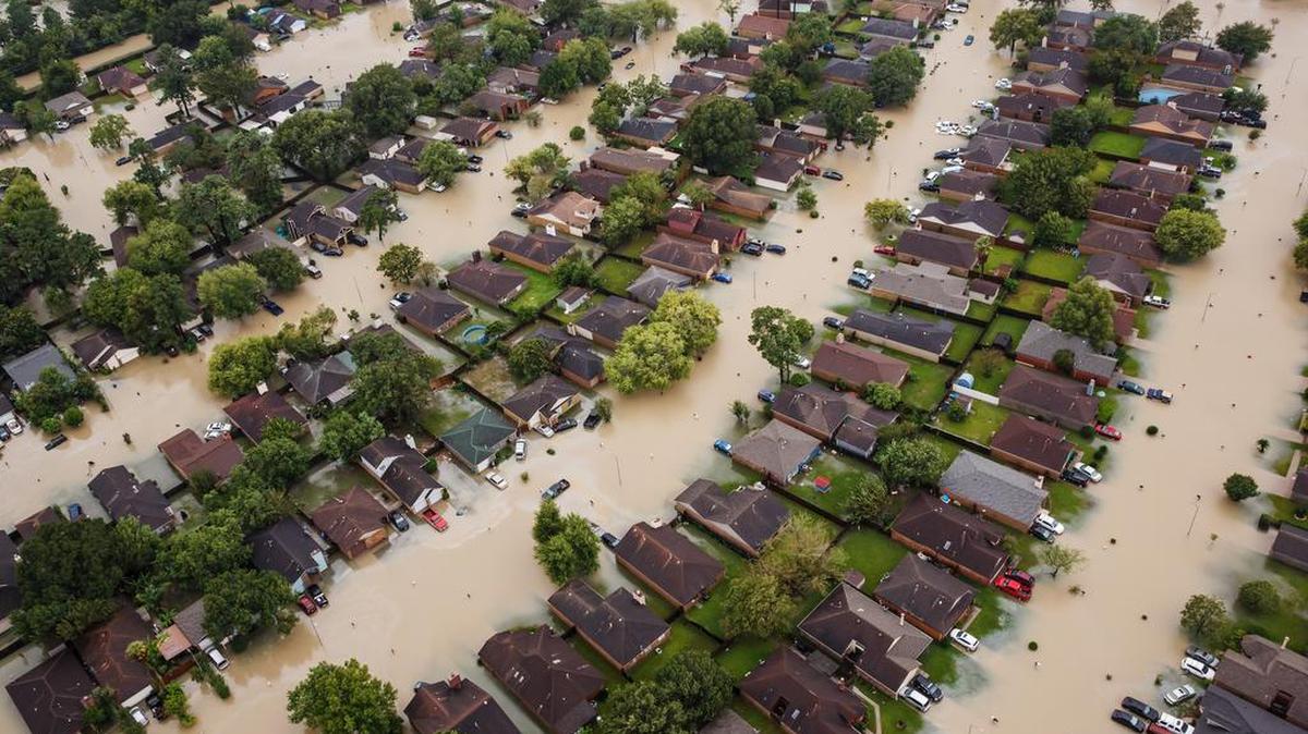 Una zona residencial en Houston se encuentra inundada tras el paso del huracán Harvey. Miles de personas tuvieron que abandonar sus hogares debido a las lluvias masivas que azotaron la región.