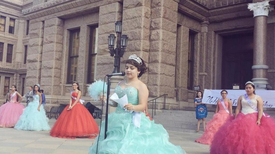Hispanas protestan en Congreso de Texas con fiesta de quinceañera