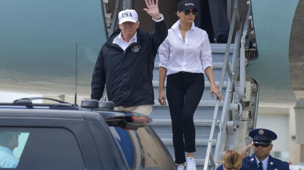 El presidente de Estados Unidos, Donald J. Trump, y la primera dama, Melania Trump, llegan a Corpus Christi, Texas, para evaluar el daño causado por el huracán Harvey, convertido en tormenta tropical y que ha dejado ciudades inundadas, casi una decena de fallecidos y decenas de miles de desplazados.