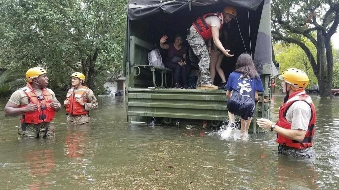 Cientos de personas esperan ser rescatados en Houston
