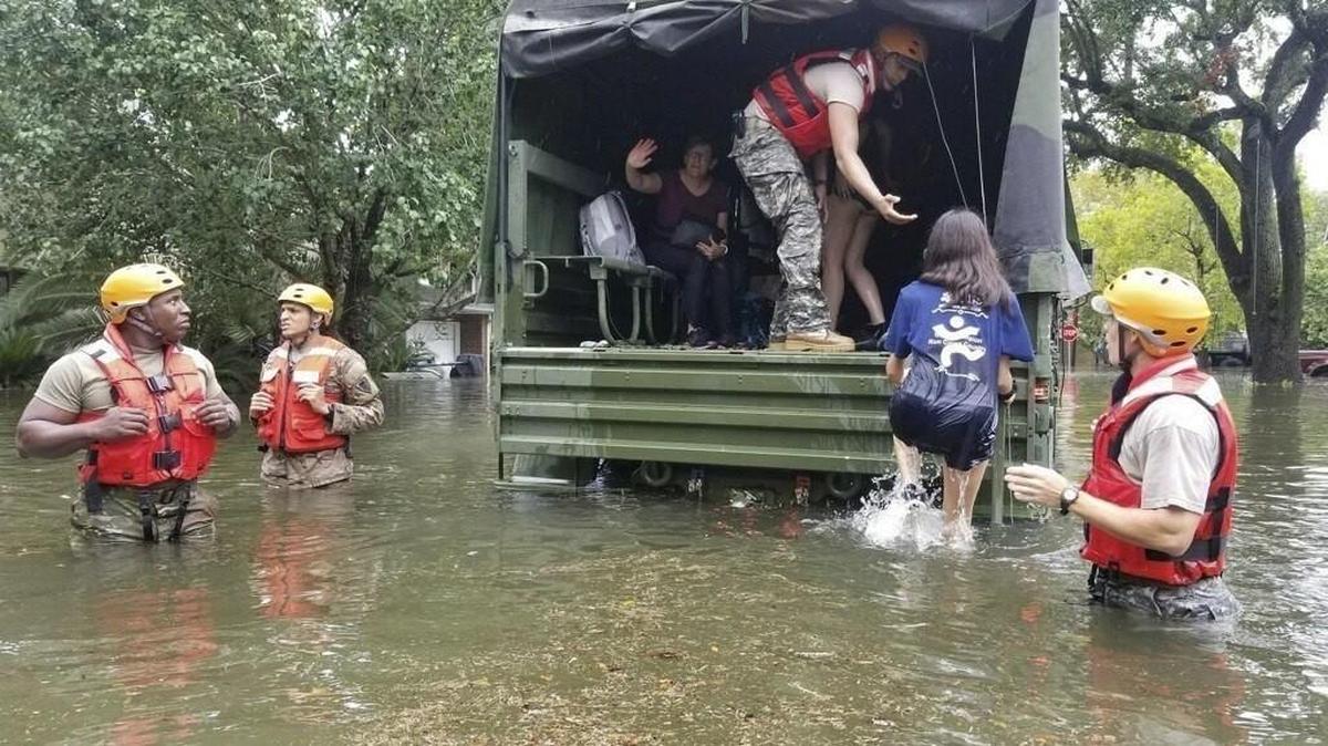 Soldados de la Guardia Nacional de Texas rescatan a una familia de una zona inundada por el huracán Harvey en Houston. La tormenta está produciendo “inundaciones sin precedentes” en el sureste de Texas.