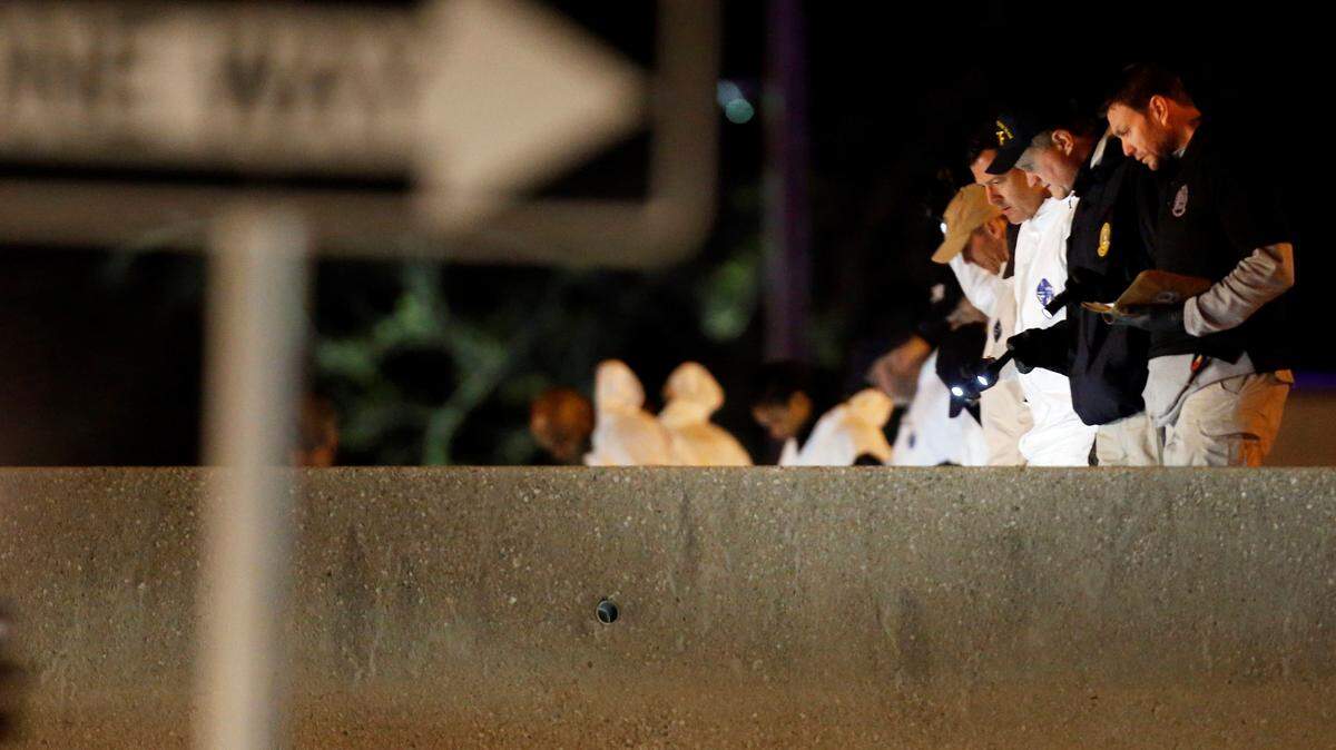 Agentes de policía investigan el lugar de la explosión de un artefacto en Round Rock, Texas.