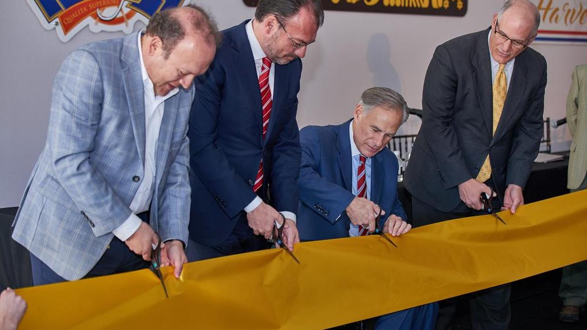 El secretario de Relaciones Exteriores de México, Luis Videgaray (segundo de Izq.) y el gobernador de Texas, Greg Abbott (tercero de Izq.), estuvieron presentes durante la inauguración de la planta La Moderna.