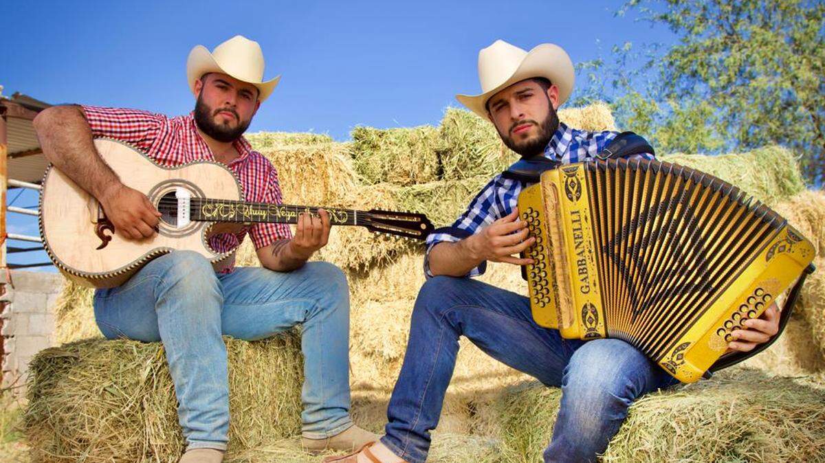 Los hermanos José Jesús y Miguel Ángel Vega, hijos del reconocido cantante, Chuy Vega, iniciaron su carrera musical el 2010.