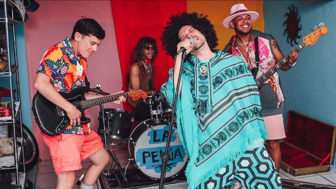 “Yo soy parte del pueblo, (Puerto Rico), y quiero un cambio para siempre.”, expresa PJ Sin Suela (en el micrófono).