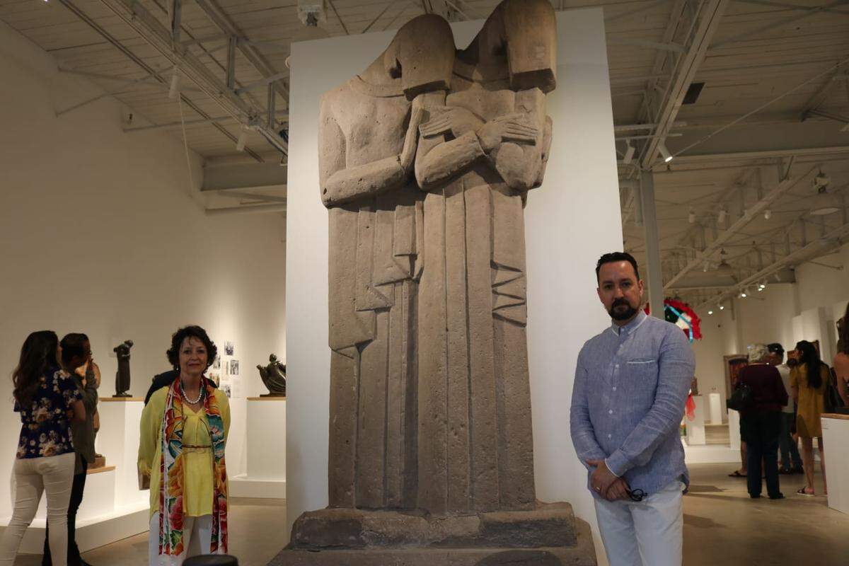 De Izq. a Der., María Estela Duarte, curadora de la exhibición inaugural y Carlos González-Jaime, Director Ejecutivo de Latino Arts Project, frente a Las plañideras.