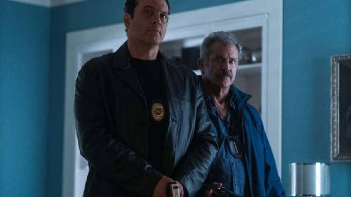 Brett Ridgeman (Mel Gibson, Der.) y Anthony Lurasetti (Vince Vaughn) en una escena de la película "Dragged Across Concrete".