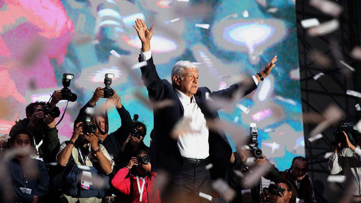 Cientos de simpatizantes del candidato izquierdista Andrés Manuel López Obrador, lo aclaman durante su arribo a la Plaza de la Constitución de la Ciudad de México tras conocer su triunfo el domingo 1 de julio de 2018.