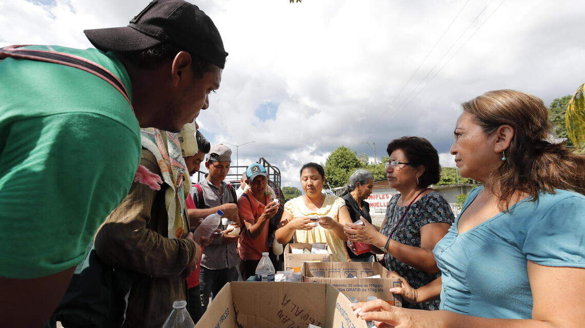 La solidaridad de los mexicanos reconforta a la caravana migrante