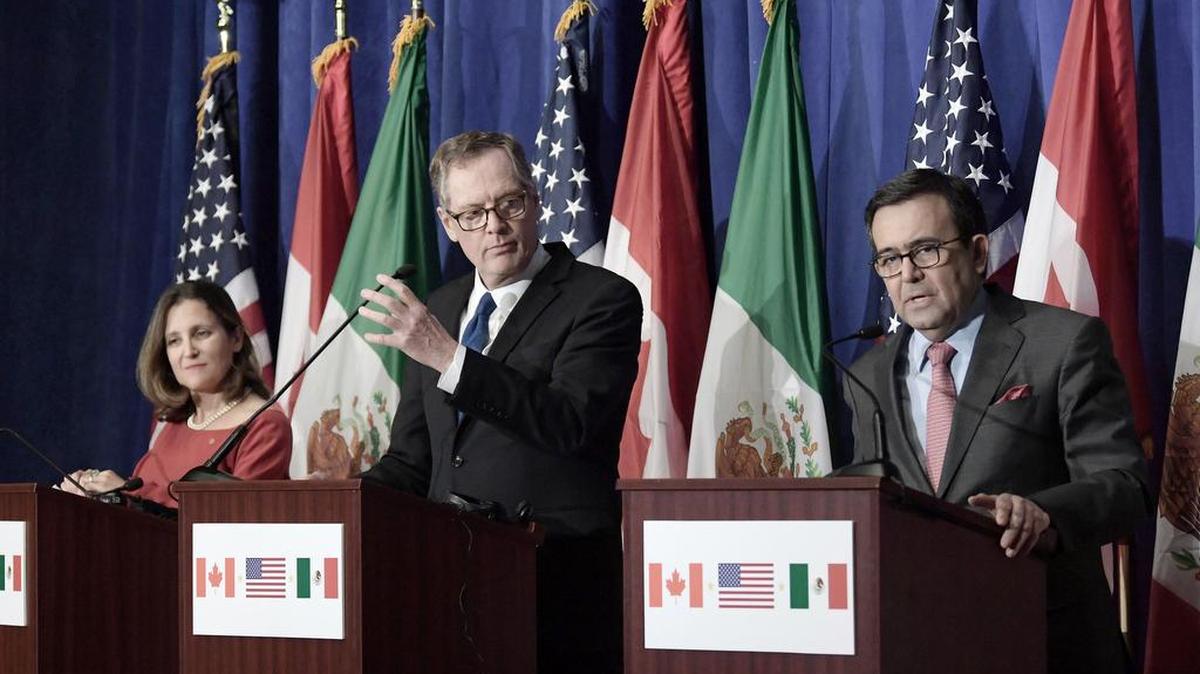 De Izq., la ministra canadiense de Asuntos Exteriores, Chrystia Freeland; el representante de Comercio Exterior de Estados Unidos, Robert Lighthizer, y el secretario de Economía mexicano, Ildefonso Guajardo, durante las negociaciones del Tratado de Libre Comercio de América del Norte (TLCAN) el año pasado.