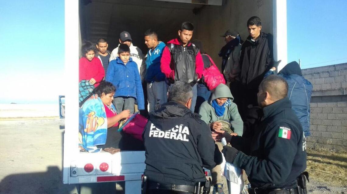 Rescatan a centroamericanos abandonados en un tráiler en México