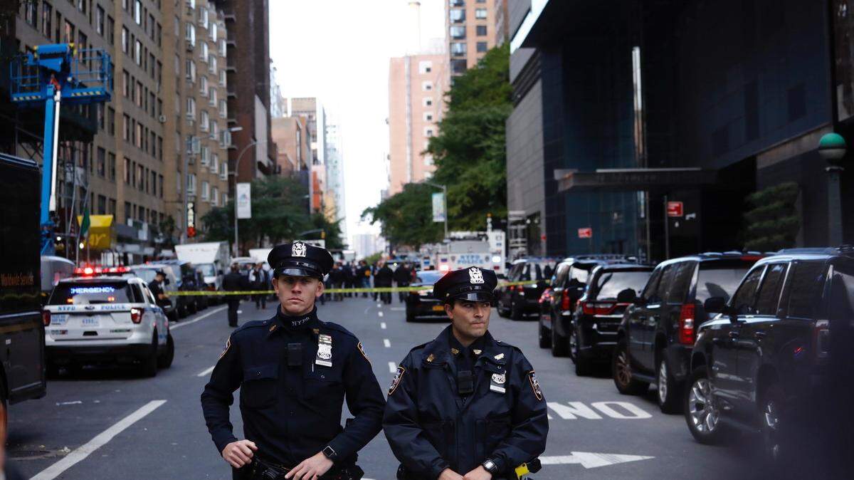 Varios policías acordonan una calle tras la evacuación del edificio Time Warner por el hallazgo de un paquete sospechoso en Nueva York.