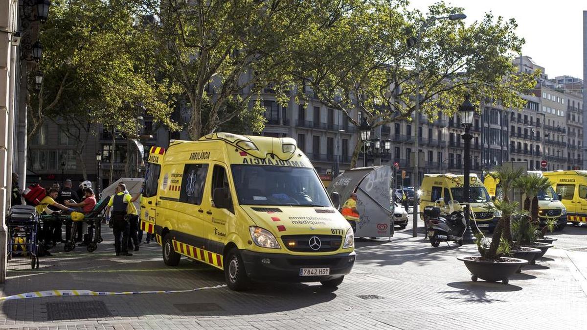 Efectivos de Emergencias en el lugar de un atropello masivo de una furgoneta a decenas de personas por las Ramblas de Barcelona, una céntrica y concurrida calle.