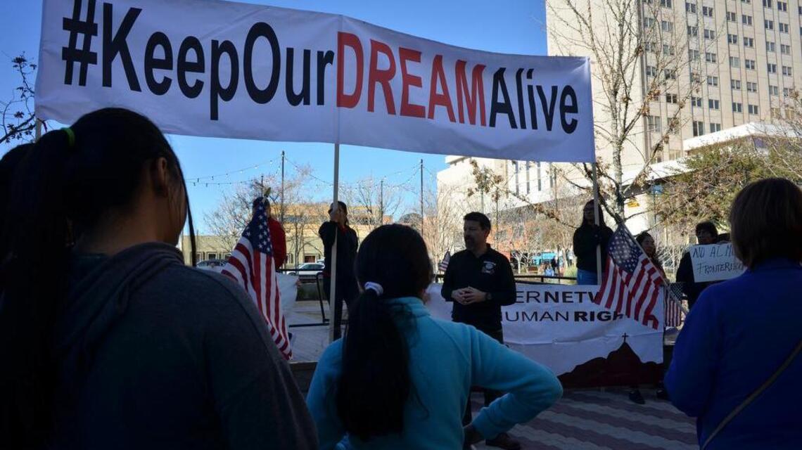 Trump propone legalizar a 1.8 millones de inmigrantes a cambio del muro