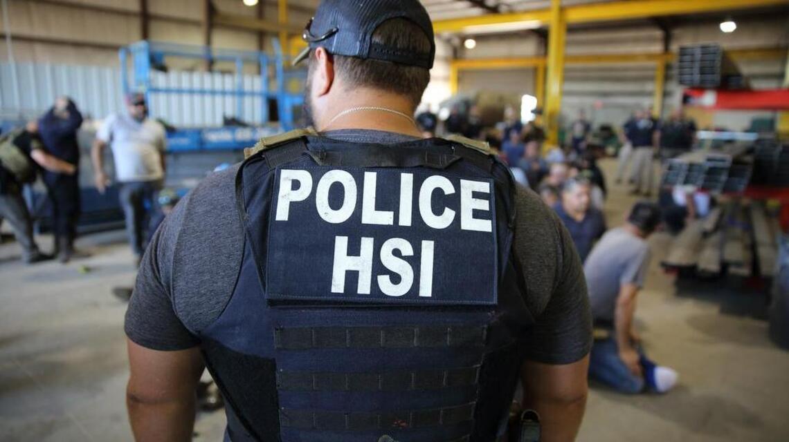 Arrestan a 160 inmigrantes indocumentados en fábrica de remolques de Texas