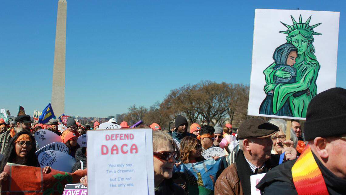 Ordenan a Trump reactivar DACA