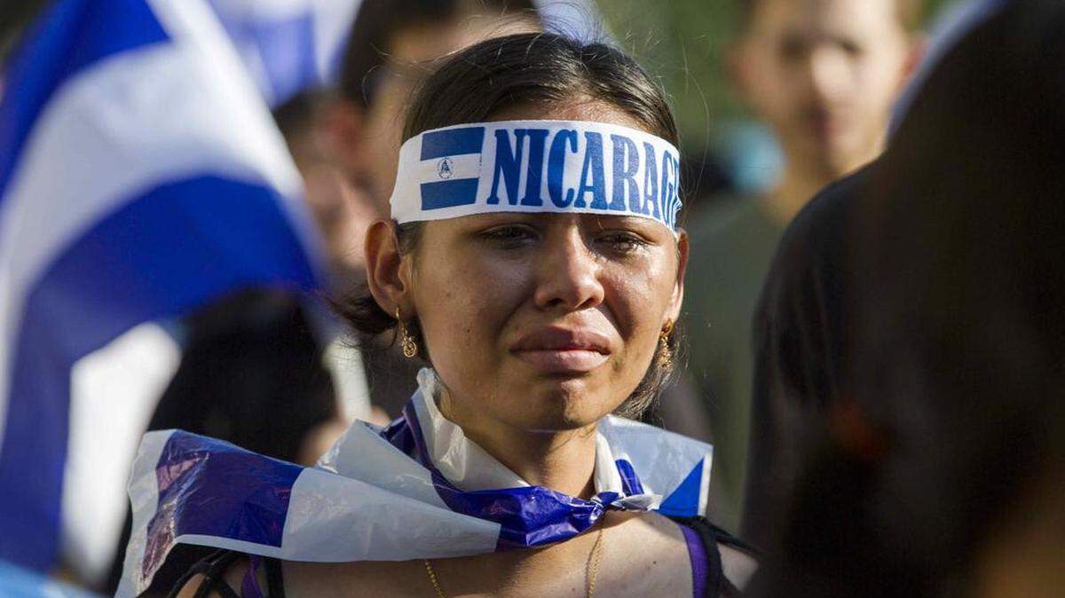 Una joven llora durante una marcha para exigir la liberación de jóvenes detenidos durante las manifestaciones en Managua (Nicaragua).