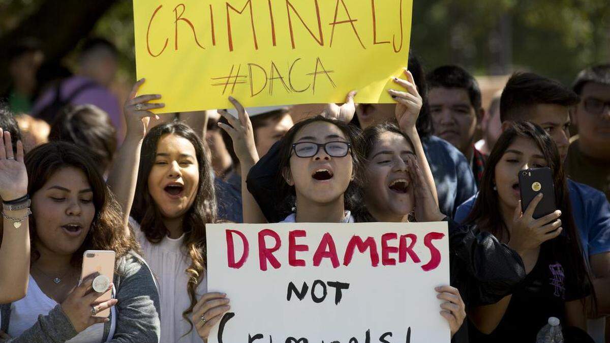 Cientos de estudiantes protestaron el año pasado en Fort Worth la cancelación de DACA por parte del gobierno de Trump.