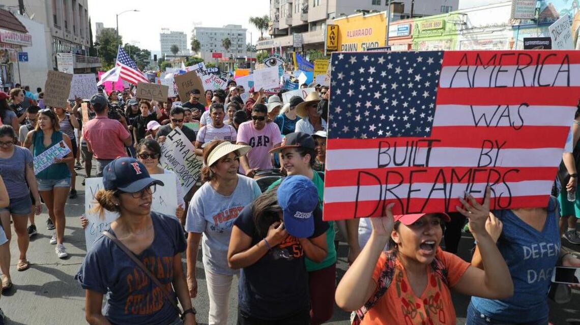 Juez prohíbe a administración Trump revocar programa DACA
