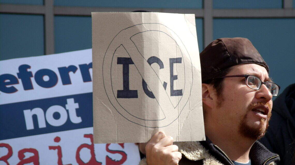 Activista acusa a ICE de perseguir a inmigrantes indocumentados que declaran a la prensa