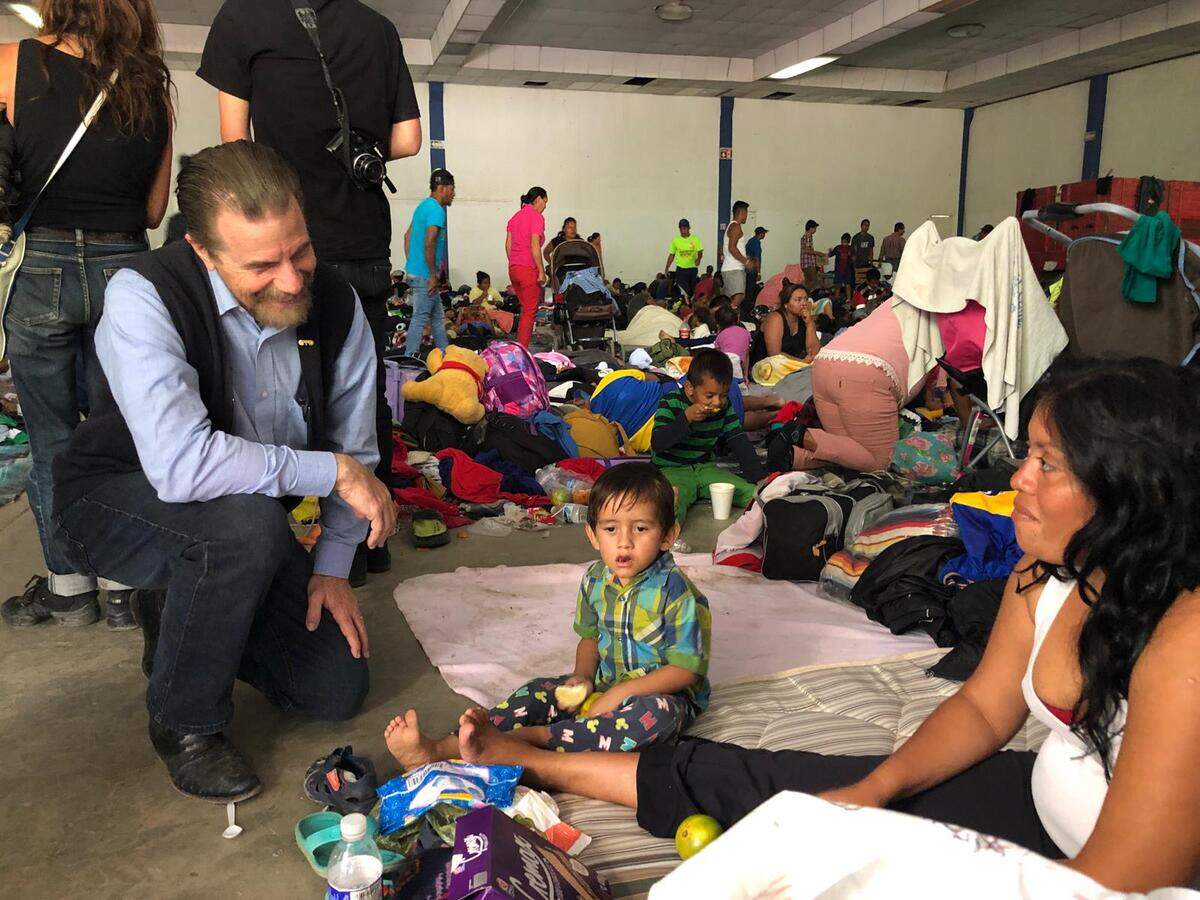 Juan Hernández (Izq.), quien recibió a un grupo de migrantes en Guanajuato, dijo que “los recibimos con el corazón por delante”.