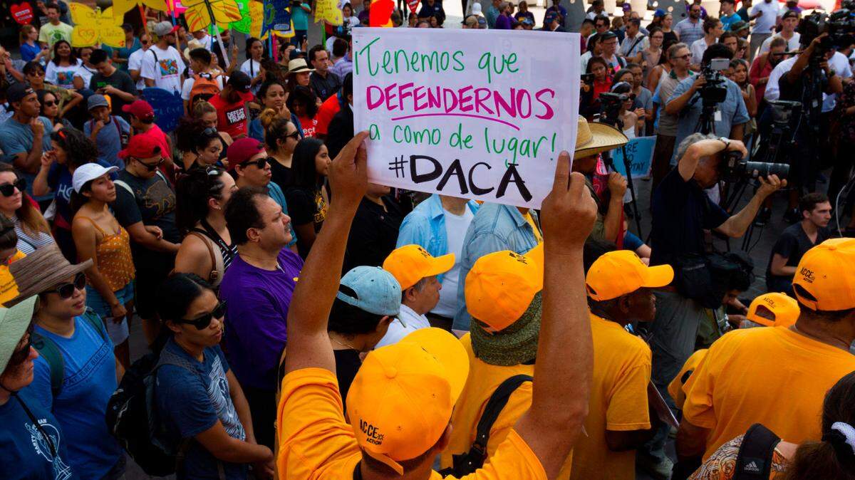 Un hombre muestra su apoyo con una pancarta al programa Acción Diferida (DACA).