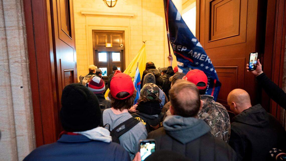Caos en Washington tras asalto al Capitolio por seguidores de Trump