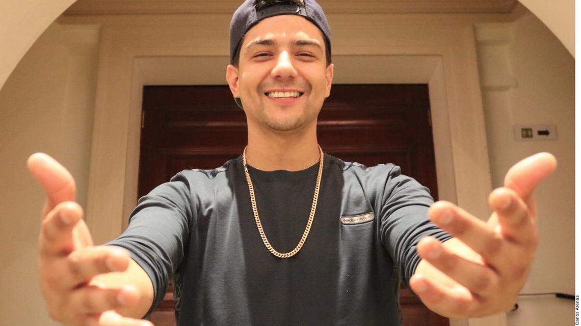 Luis Coronel es un artista joven de la música regional mexicana quien fue descubierto en las redes sociales por la compañía DEL Records. 