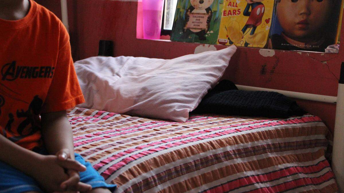 Un niño se sienta en la cama de uno de los albergues del Centro de Atención al Menor Fronterizo (Camef) el 5 de julio de 2019, en la fronteriza ciudad de Matamoros (México).