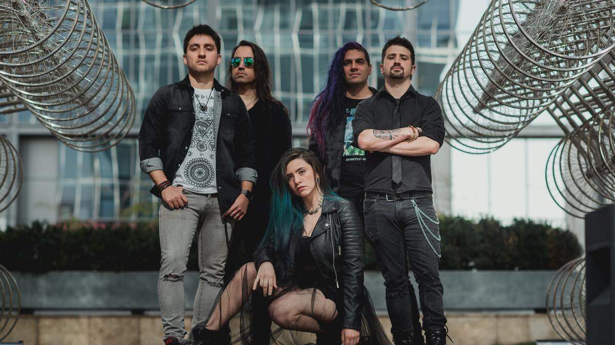 Los integrantes de Delta son Andrés Rojas, (batería); Nicolás Quinteros, (teclados); Paula Loza, (voz); Marcos Sánchez, (bajo) y Benjamín Lechuga, (guitarra).