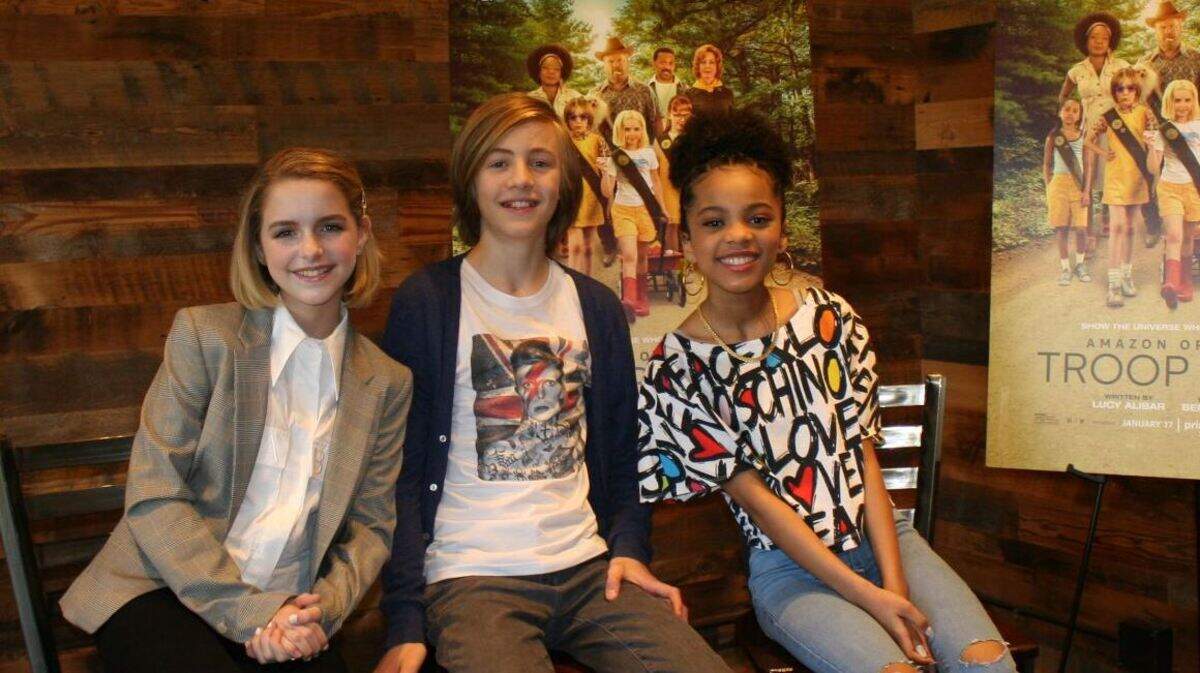 De Izq. a Der., los jóvenes actores de la cinta “Troop Zero”, McKenna Grace (quien interpreta a Christmas); Charlie Shotwell (Joseph) y Milan Ray (Hell No Price) durante su visita a Dallas en promoción de la película.