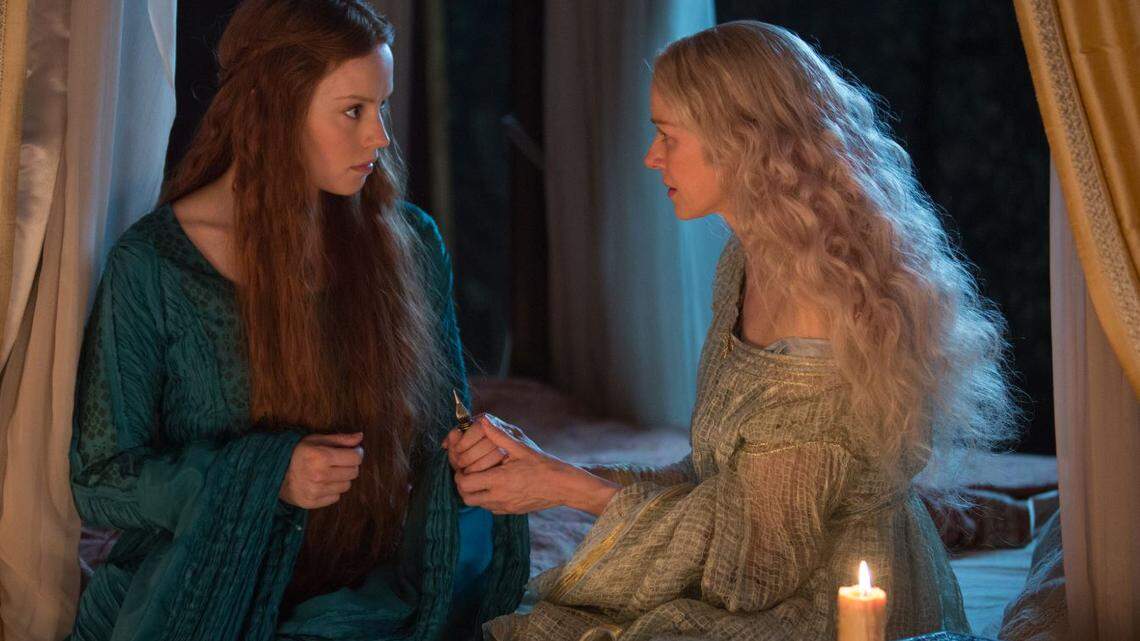 Daisy Ridley como “Ophelia” y Naomi Watts como “Gertrude” en una escena de Ophelia.
