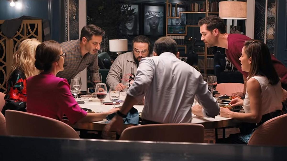 Los actores Bruno Bichir, Cecilia Suárez, Ana Claudia Talancón, Miguel Rodarte, Manuel García-Rulfo, Mariana Treviño y Franky Martín en una escena de la película “Perfectos desconocidos”.