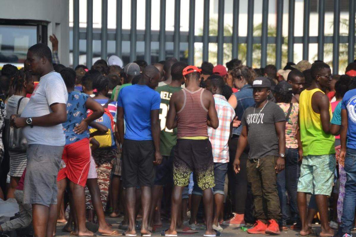 La entrada principal de la estación migratoria Siglo XXI en Tapachula, Chiapas, donde docenas de migrantes se encuentran acampando a la espera de solicitar su permiso para transitar por México de manera legal.