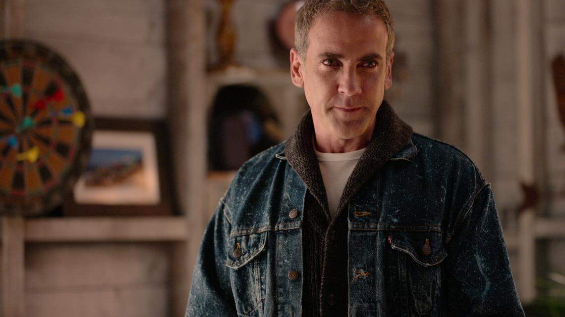 Carlos Ponce interpreta a Ray en la serie de Netflix, “Julie and the Phantoms”.